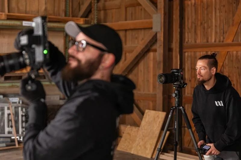 RAWTIME bei der Arbeit mit einer professionellen Filmkamera am Set
