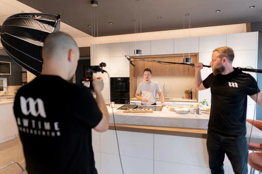 RAWTIME-Team mit Kamera, Licht und Ton bei einer Content-Produktion